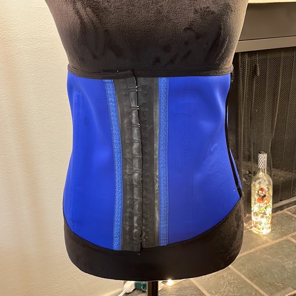 Ann Chery: Two identical waist trainers - Picture 4 of 16